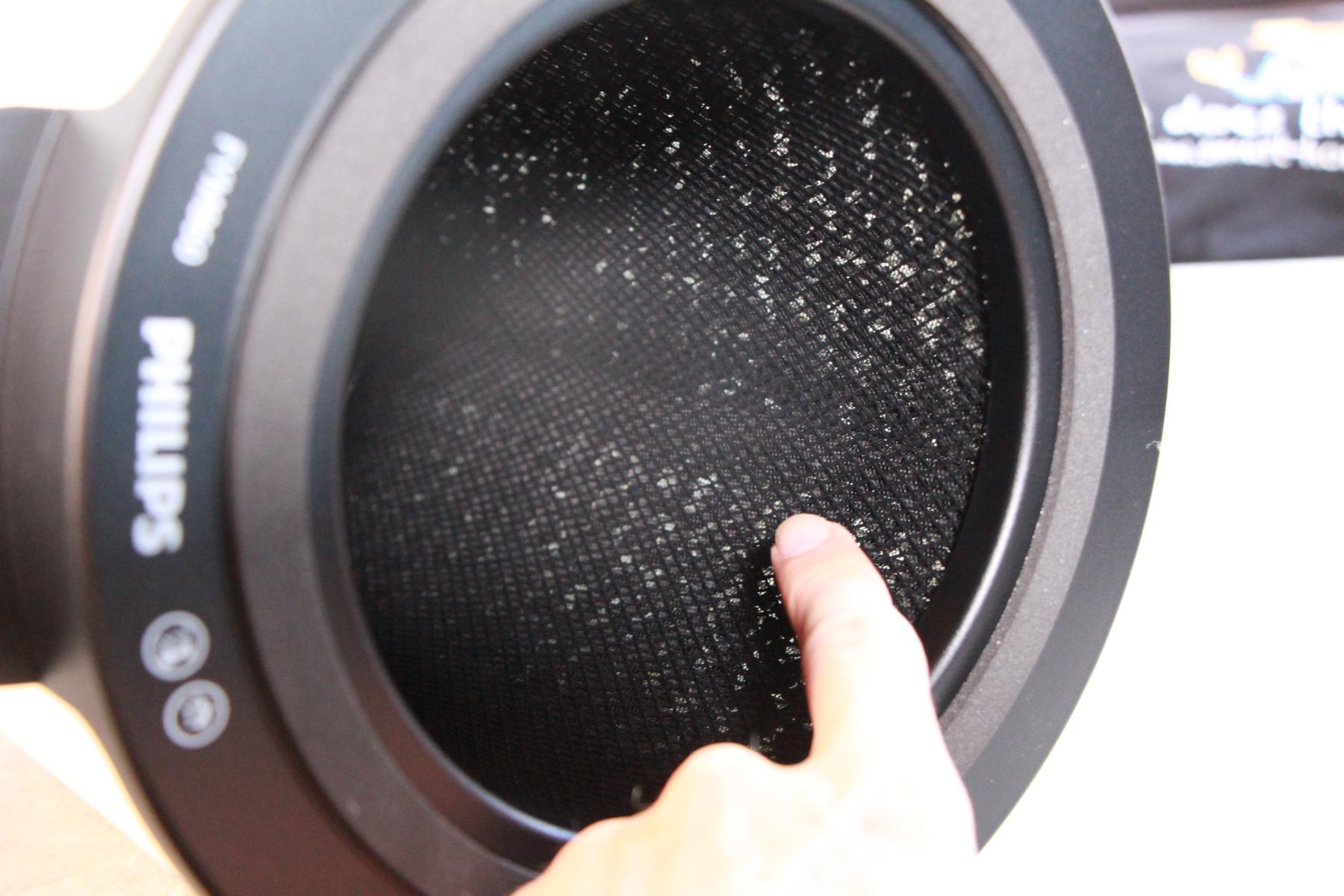  Фильтр из активированного угля на внутренней стороне комбинированного фильтра воздухоочистителя Philips Air Performer 7000.